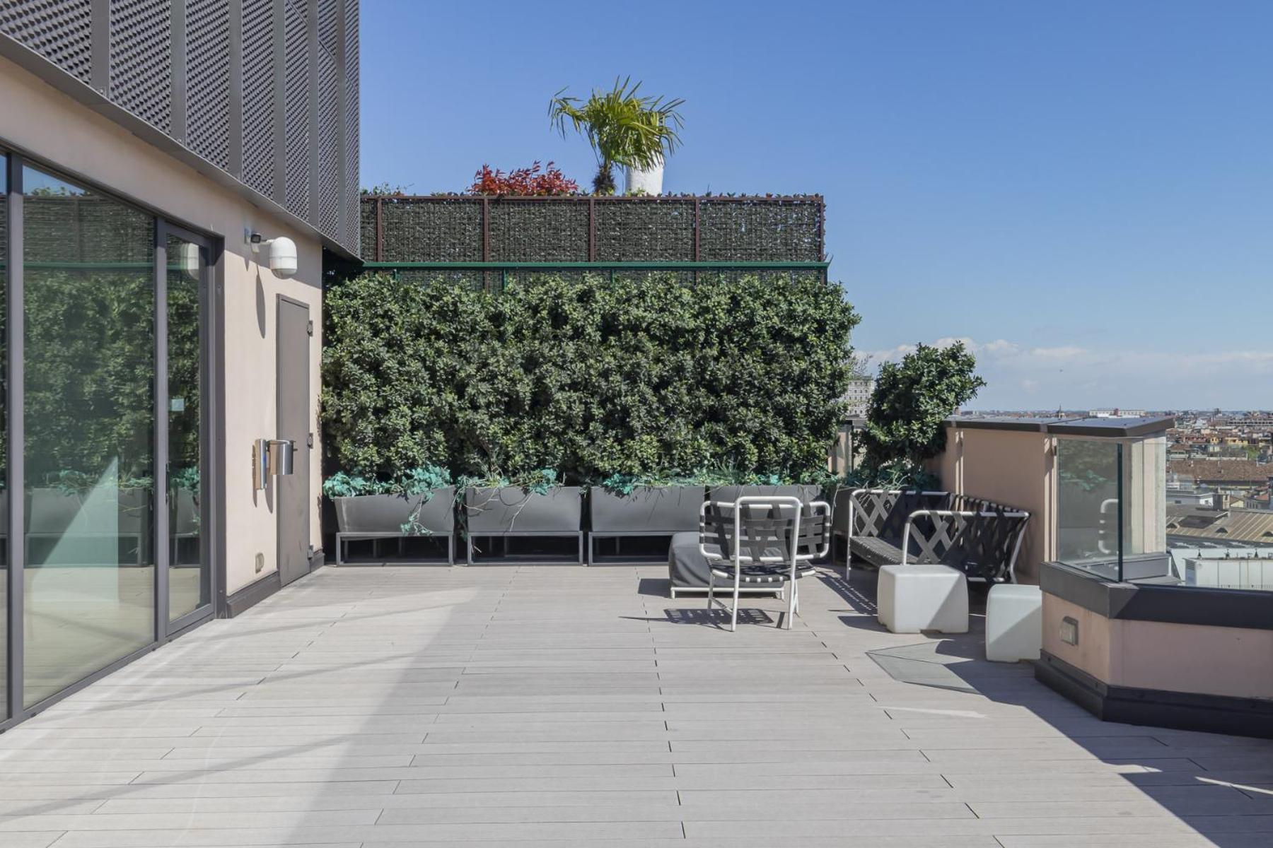 San Babila Central Tower With Panoramic Terrace Overlooking Duomo By Rentopolis Milão Exterior foto