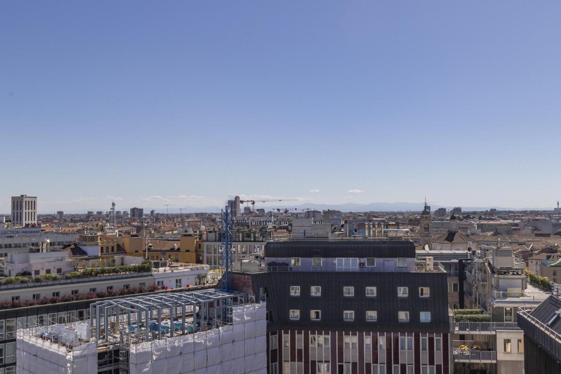 San Babila Central Tower With Panoramic Terrace Overlooking Duomo By Rentopolis Milão Exterior foto